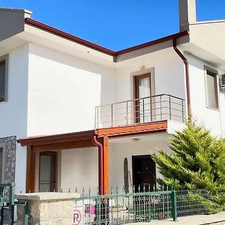 빌라 Tam Muestakil, Bahceli, Doga Manzarali, Villa, 3 1 Salon